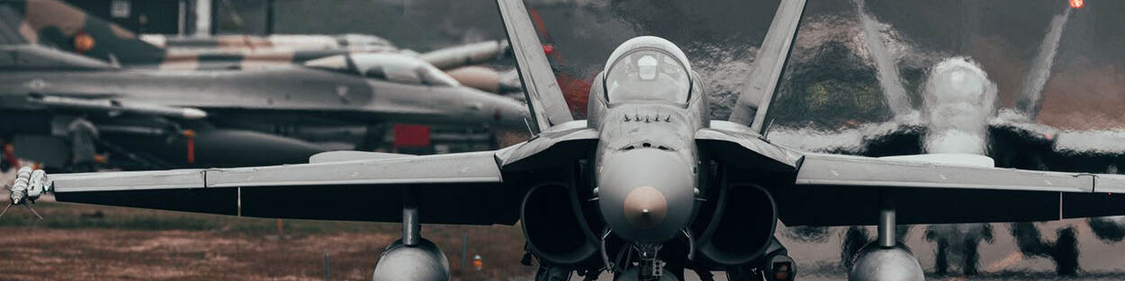 Vooraanzicht van een F-35-gevechtsvliegtuig.