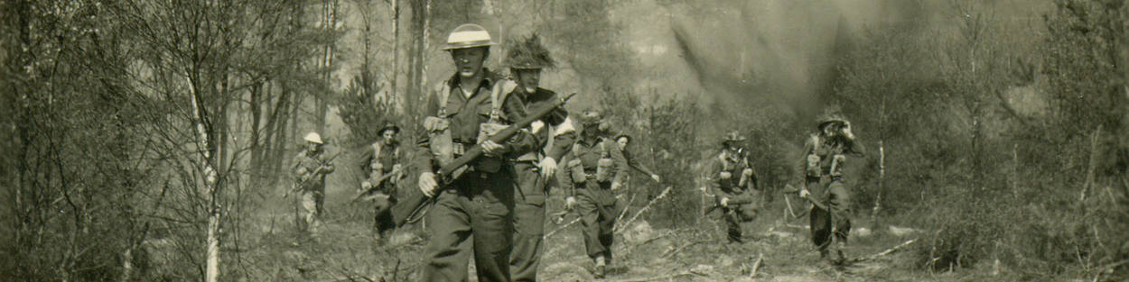 Militairen lopen op een veld.