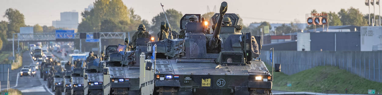 Colonne tanks op de snelweg.