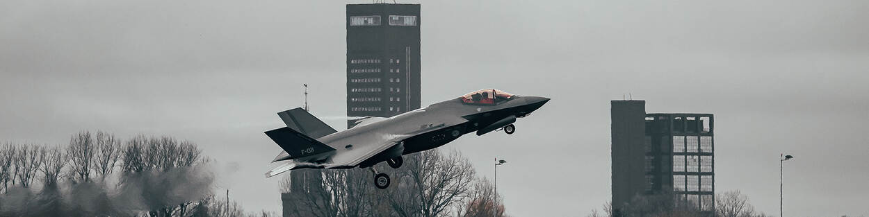 Een f-35 in de lucht.