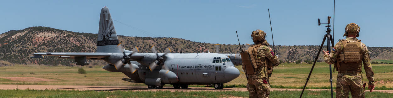 Een C-130 Hercules-transportvliegtuig staat op de grond.