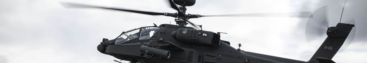 Apache Echo-gevechtshelikopter in de lucht.