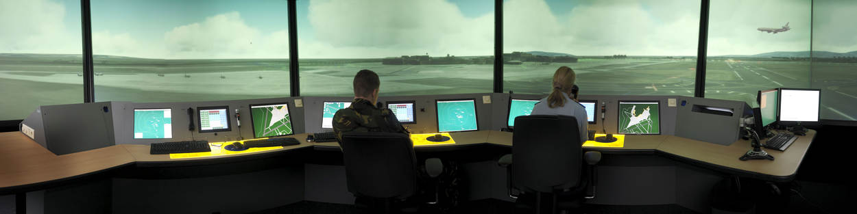 Luchtverkeersleiders trainen in de verkeerstorensimulator.
