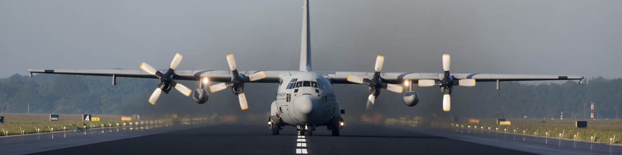 Een C-130 Herculestransportvliegtuig landt op de nieuwe landingsbaan van Vliegbasis Eindhoven.