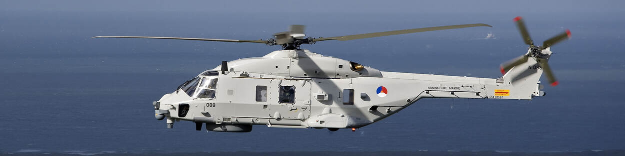 Een NH90-helikopter in de lucht.
