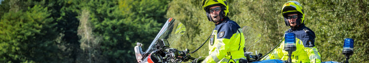 2 motorrijders marechaussee met gele motorkleding.