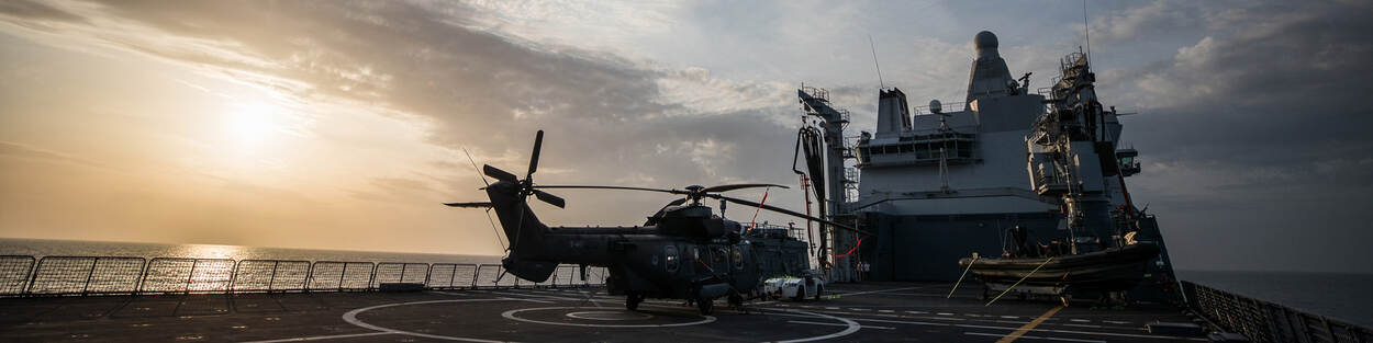 Apache op landingsplaats Zr.Ms. Karel Doorman.