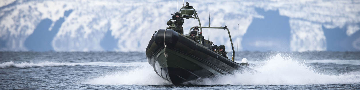 FRISC-motorboot met mariniers.