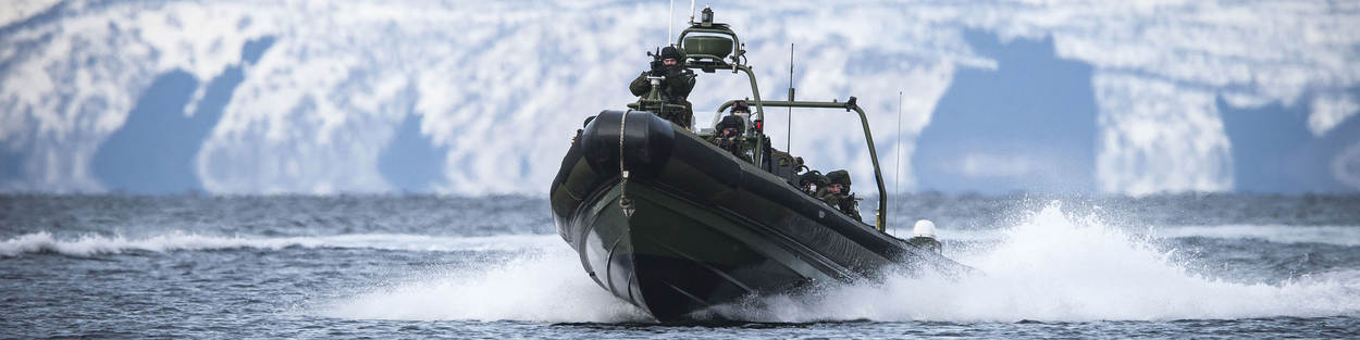 Frisc-motorboot met mariniers.