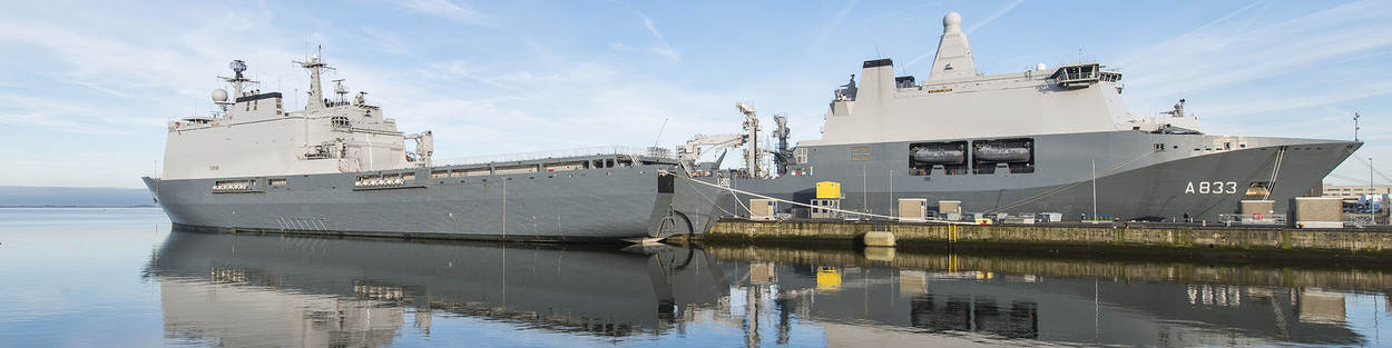 Zr.Ms. Karel Doorman en Zr.Ms. Rotterdam in de marinehaven in Den Helder.