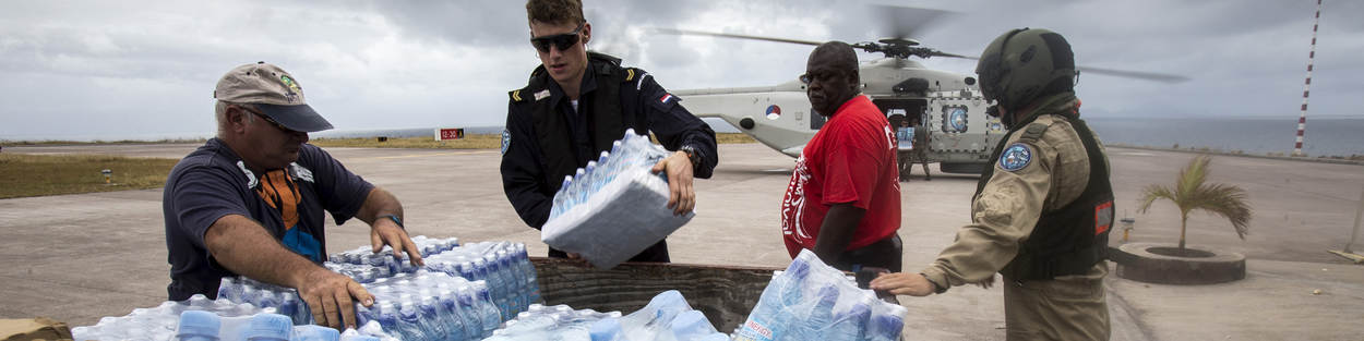 Hulpoperatie op Sint Maarten na orkaan Irma.