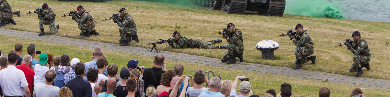 Bezoekers bekijken een demonstratie.