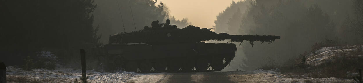 Een Leopard 2A6-gevechtstank rijdt door een besneeuwd Duits oefenterrein, februari 2017.