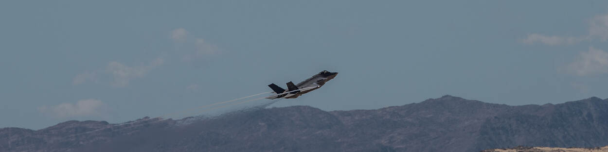 Een F-35 trekt op na het afvuren van het boordkanon op de testrange van Eglin Air Force Base, oktober 2018.