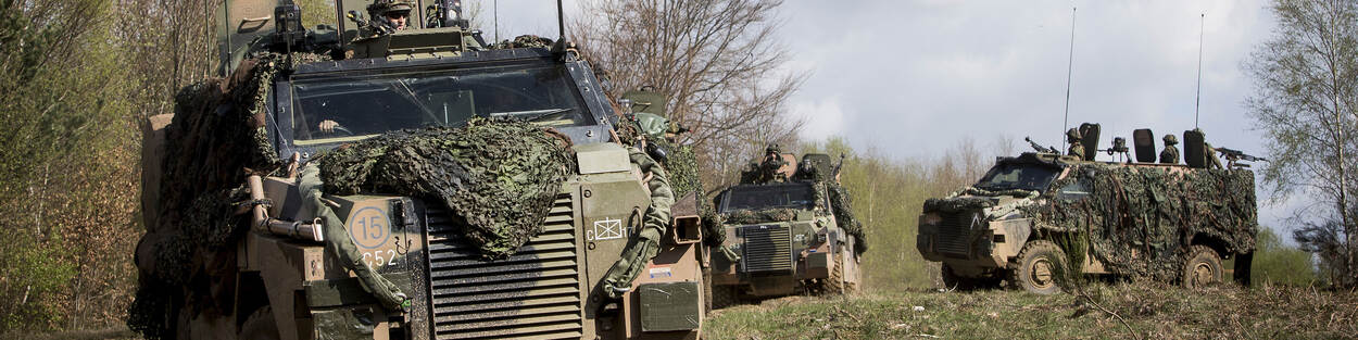 3 Bushmasters van 17 Pantserinfanteriebataljon rijden door het oefenterrein La Courtine, Frankrijk (april 2015).