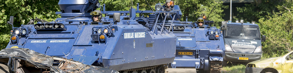 YPR-pantservoertuigen van de marechaussee ruimen tijdens een oefening blokkades uit de weg.