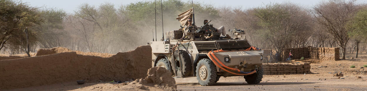 Een Fennek doet tijdens een meerdaagse patrouille in Mali het dorp Semit aan.