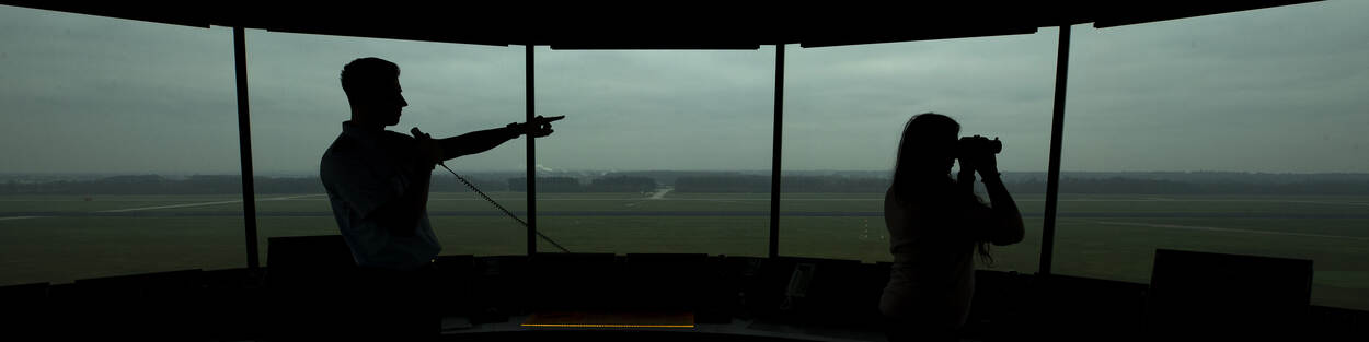 Luchtverkeersleiders in de verkeerstoren van Vliegbasis Volkel.