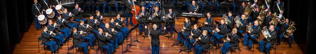 Het Orkest Koninklijke Marechaussee tijdens een optreden.