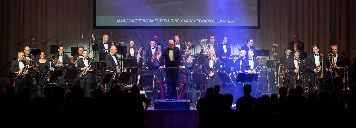 Het Regimentsfanfare Garde Grenadiers en Jagers tijdens een concert.