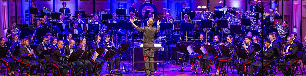 De Koninklijke Militaire Kapel 'Johan Willem Friso' tijdens een optreden met paarse belichting.