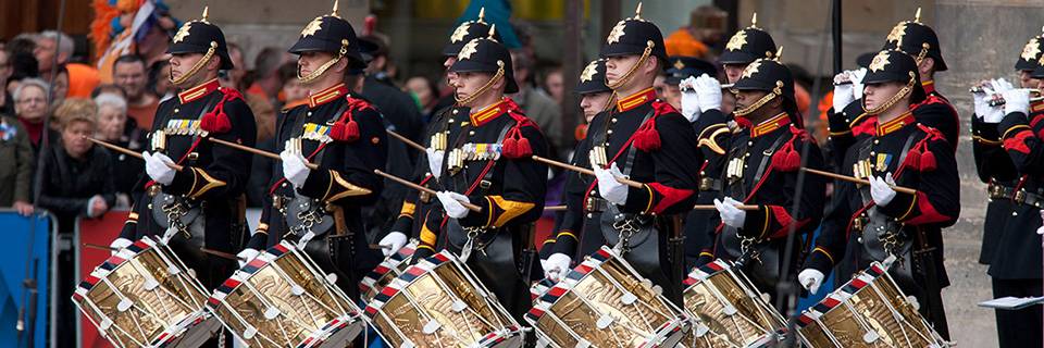 Tamboers en Pijpers in ceremonieel tenue.