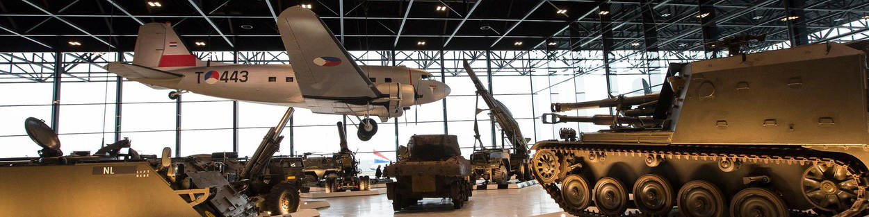 Oud-Defensiematerieel in het Nationaal Militair Museum.