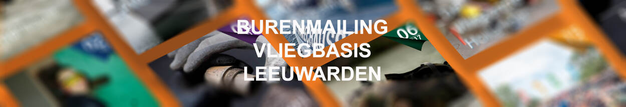 2 oranje deuren en fiets tegen gevel. Tekst over foto: Burenmailing Vliegbasis Leeuwarden.