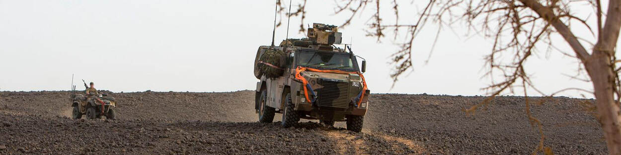 Jeep met militairen op patrouille in Gao (Mali).