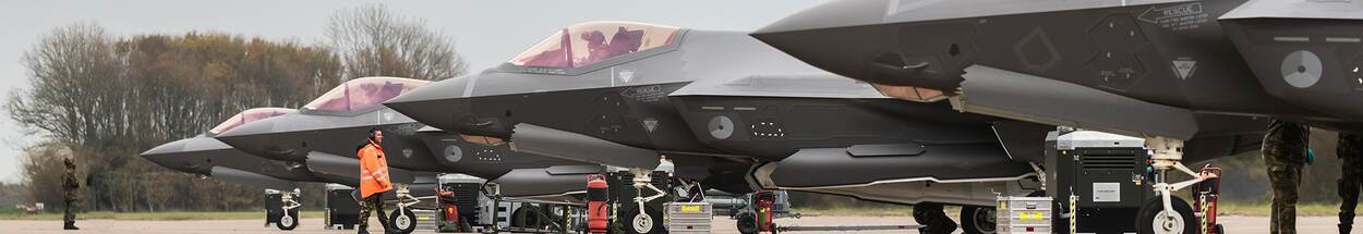 4 F-35's naast elkaar op platfom.