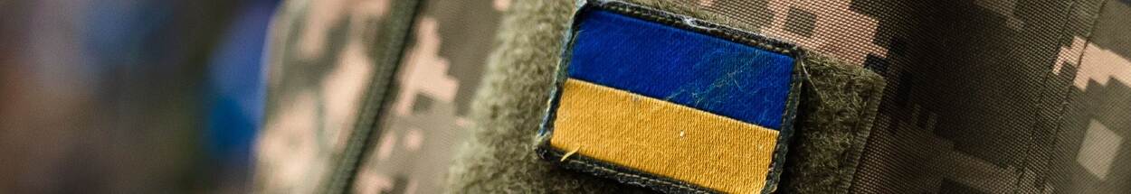 Oekraïense vlag op militair uniform.
