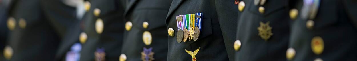 Medailles op militair uniform.