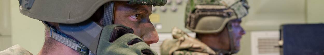 Militairen voor radarschem.