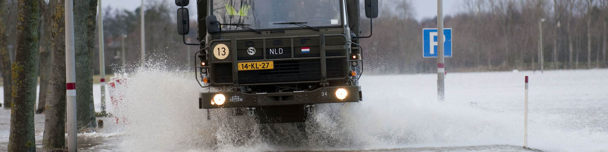 Viertonner rijdt over onderwatergelopen weg.