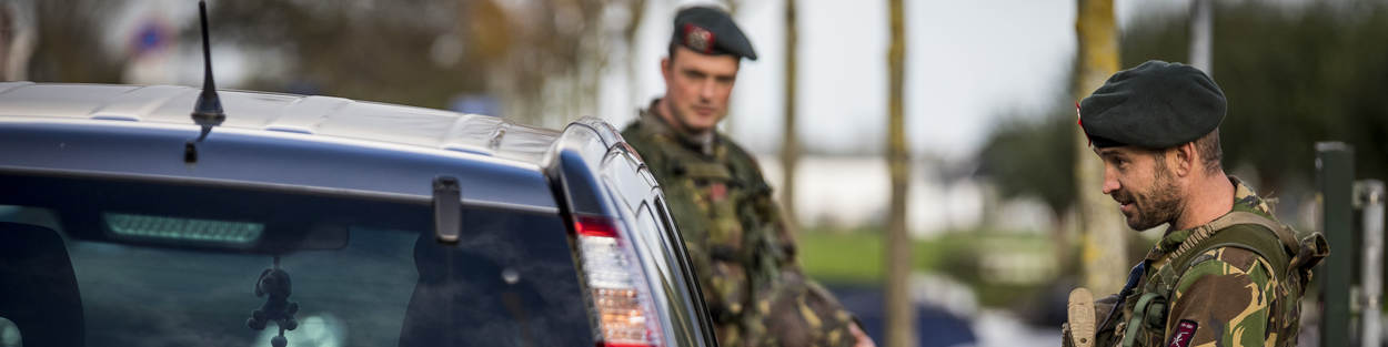 2 reserve militairen controleren een voertuig.