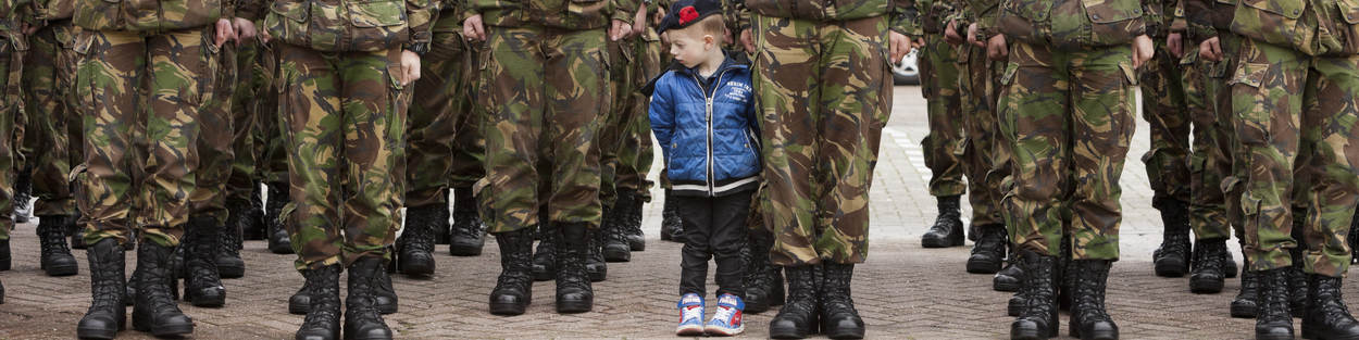 Jongetje tussen ROC-leerlingen.