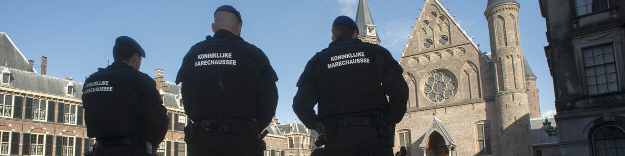 3 marechaussees bewaken het Binnenhof.