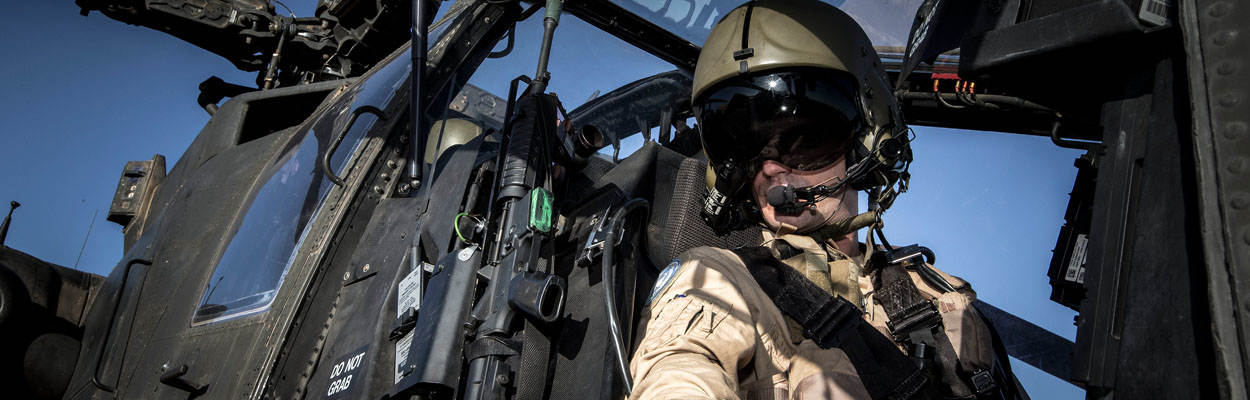 Apache-vlieger in cockpit helikopter.