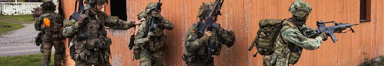 Nederlandse en Duitse militairen in oefendorp.