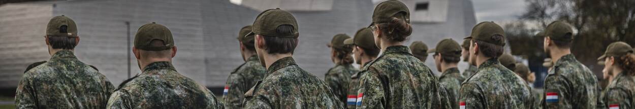 Groep militairen in opleiding staat in de houding.