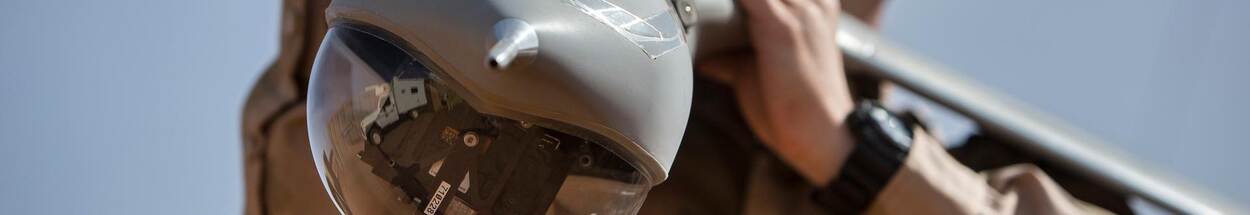 Militair houdt onbemand vliegtuigje vast.