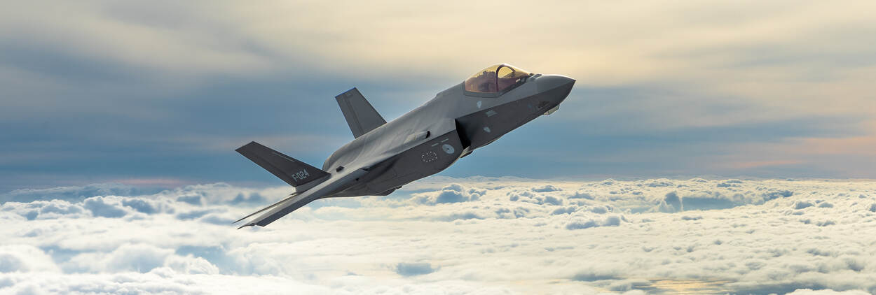 F-35 boven de wolken