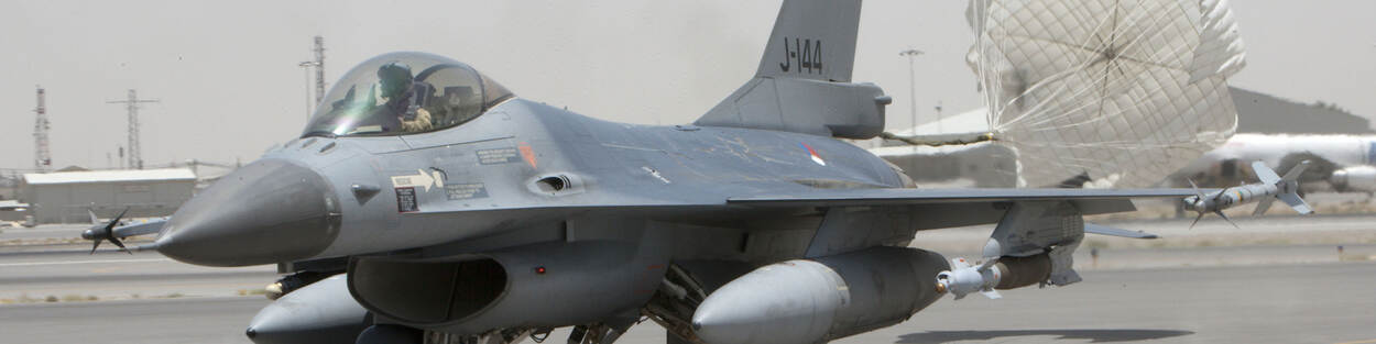 F-16 met remparachute.