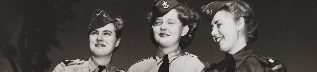 Zwart-wit-foto 3 leden van het Vrouwenkorps KNIL in 1945.