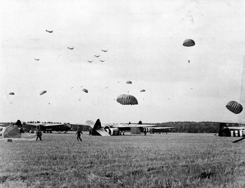 Vliegtuigen werpen parachutisten af tijdens operatie Market Garden.