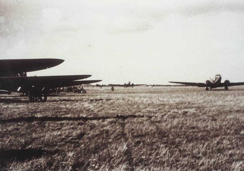 Historische zwart-wit foto van geallieerde troepentransportvliegtuigen die op het punt van vertrekken staan voor operatie Market Garden.