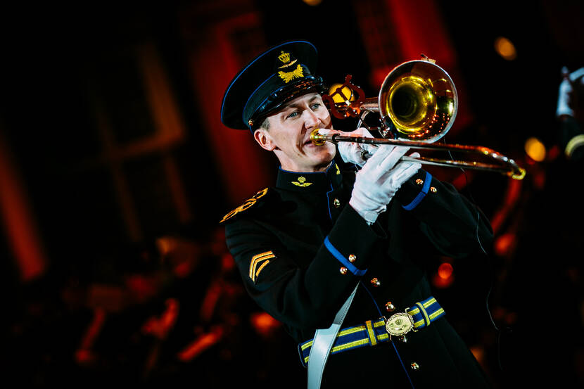 Een militaire muzikant speelt de trompet.