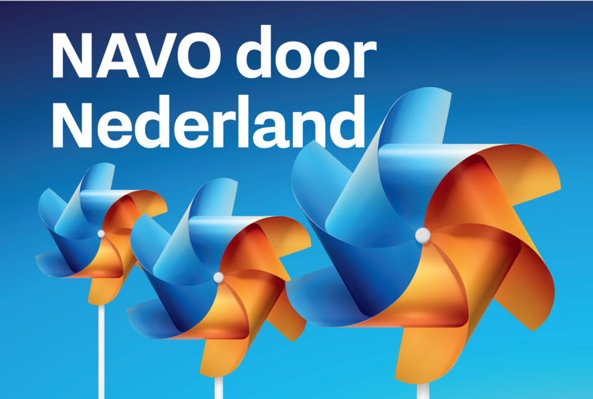Tekst: "NAVO door Nederland" Naast de tekst 3 gekleurde papieren windmolentjes.