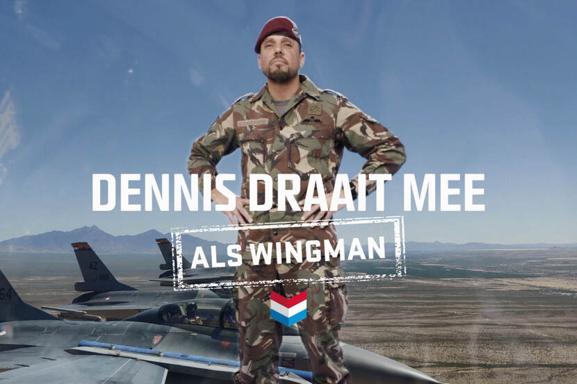 Poster met militair voor een rij straaljagers, met tekst: Dennis draait mee als wingman.