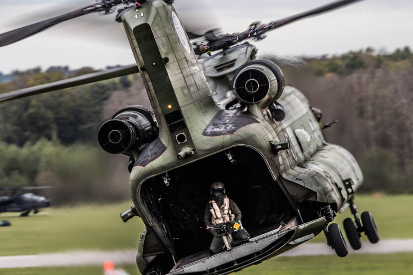 Een Chinook-transporthelikopter tijdens een oefening vanaf Vliegbasis Gilze-Rijen. Hier is ook het Defensie Helikopter Commando gestationeerd.